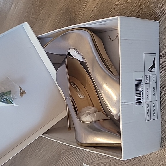 Signature by Olivia Miller silver heels5+. Size 7.5. Perfect for the Holidays. - Picture 13 of 14
